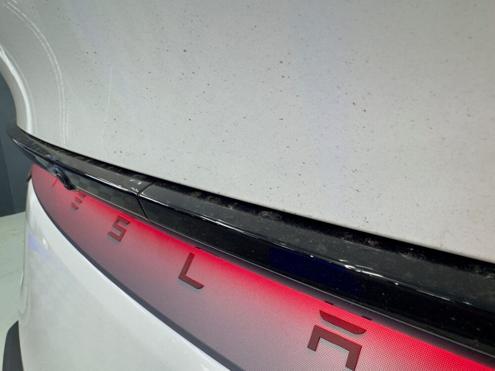 テスラ モデルY 雨染み 砂埃汚れ