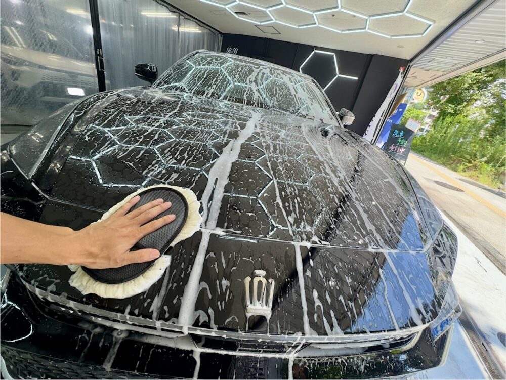 クラウンクロスオーバー 手洗い洗車 ムートン洗車 ムートングローブ