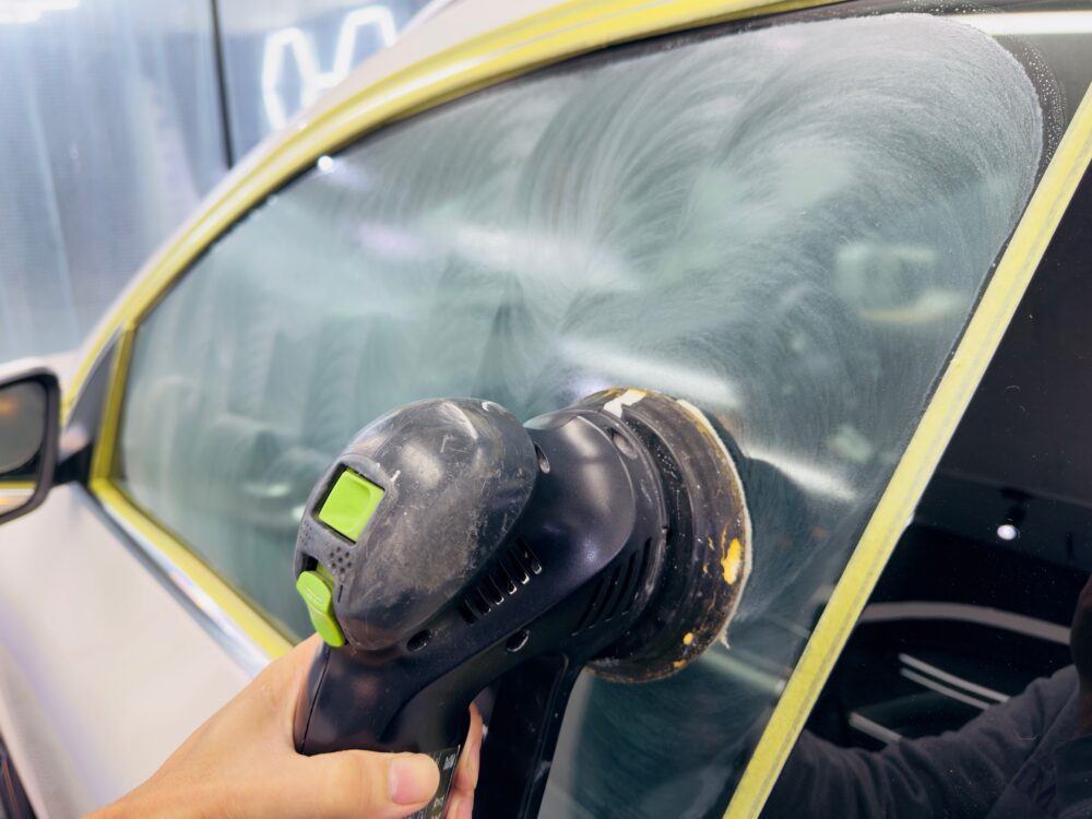 メルセデスベンツ GLA 窓ガラスコーティング 油膜取り 横浜