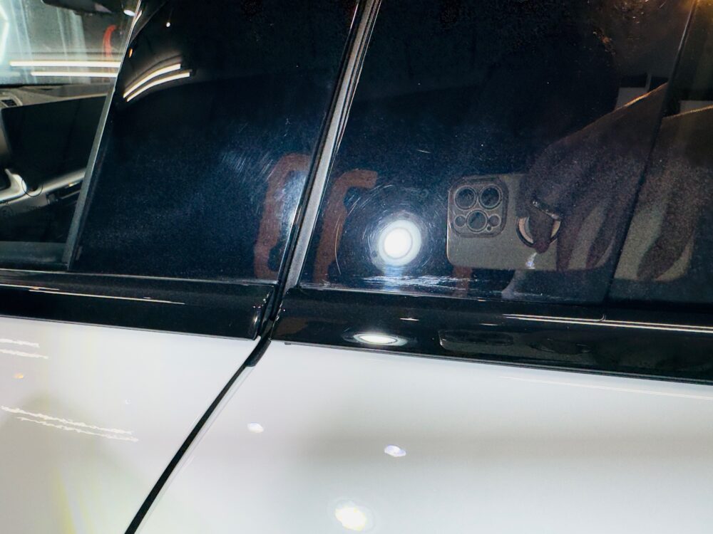 BMW X2 ピラー 糊残り